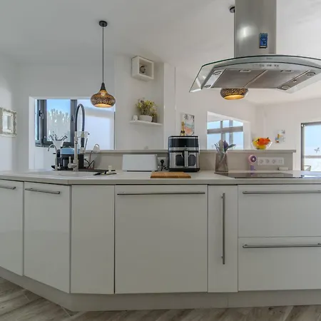 Atlantic View Deluxe, Luxury 2 Bedrooms Norton With Amazing Views In *